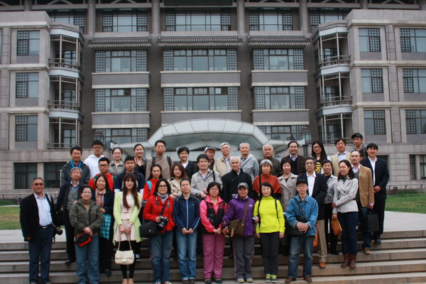 残联领导及残疾人摄影应学会、残疾人书画学会在北京大学图书馆合影.JPG