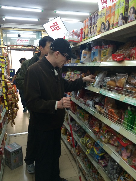 图为 盲人朋友在超市进行购物体验