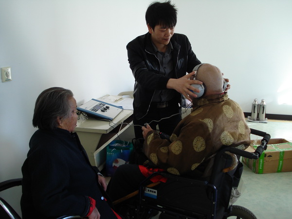 图片为：专业技术人员为老年人进行听力测试