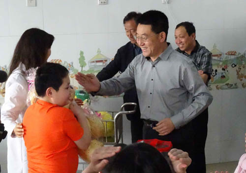 通州区副区长刘贵明与孤残儿童及福利院老师交谈
