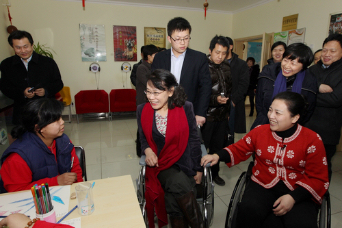 图为张海迪在北京市朝阳区望京花家地南里社区温馨家园与残疾人美术爱好者亲切交谈