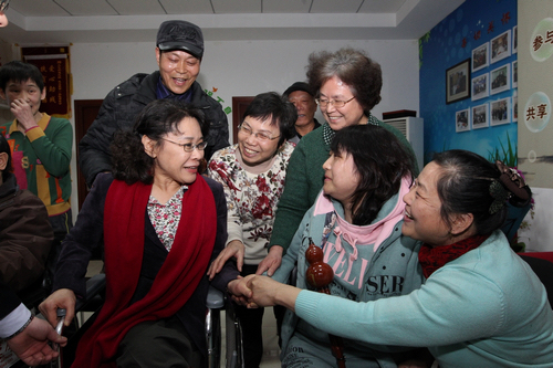 图为张海迪在北京市朝阳区大屯街道温馨家园与残疾人音乐爱好者亲切交谈