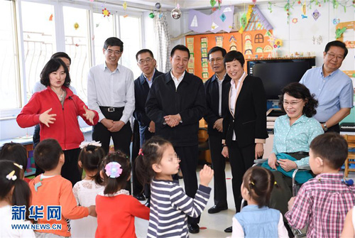 王勇在中国聋儿康复研究中心与正在进行康复训练的聋儿交流