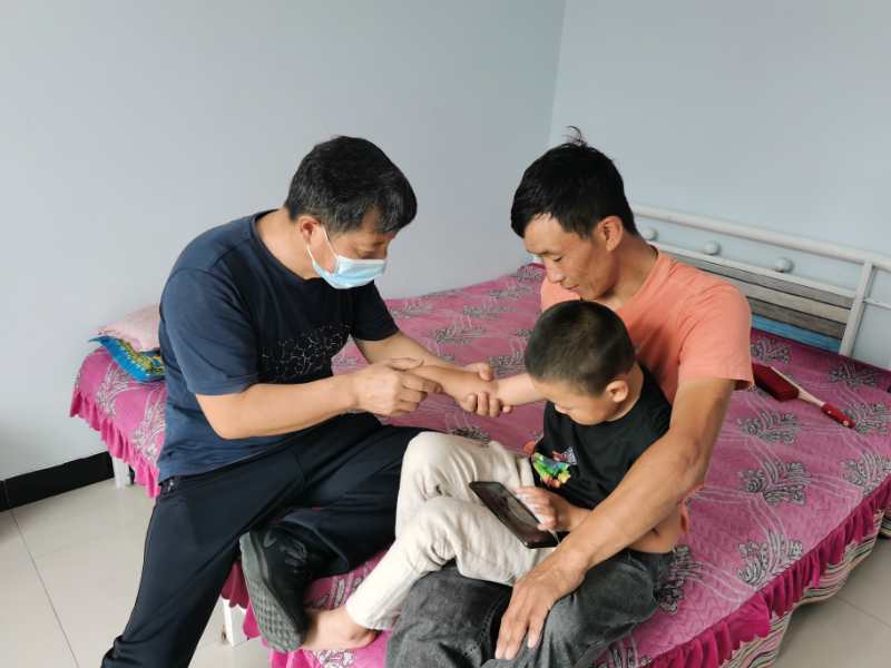 图二 对苏尼特左旗肢体残疾儿童进行康复指导