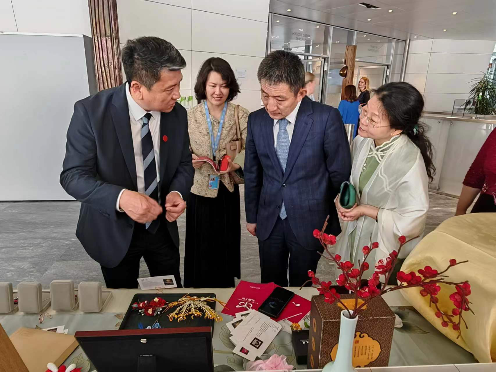 北京市残疾人联合会-汇爱残疾人手工艺品首次走出国门亮相“亚洲文化节” 