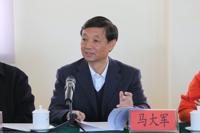 图为市残联党组书记马大军代表市残联领导班子作对照检查发言