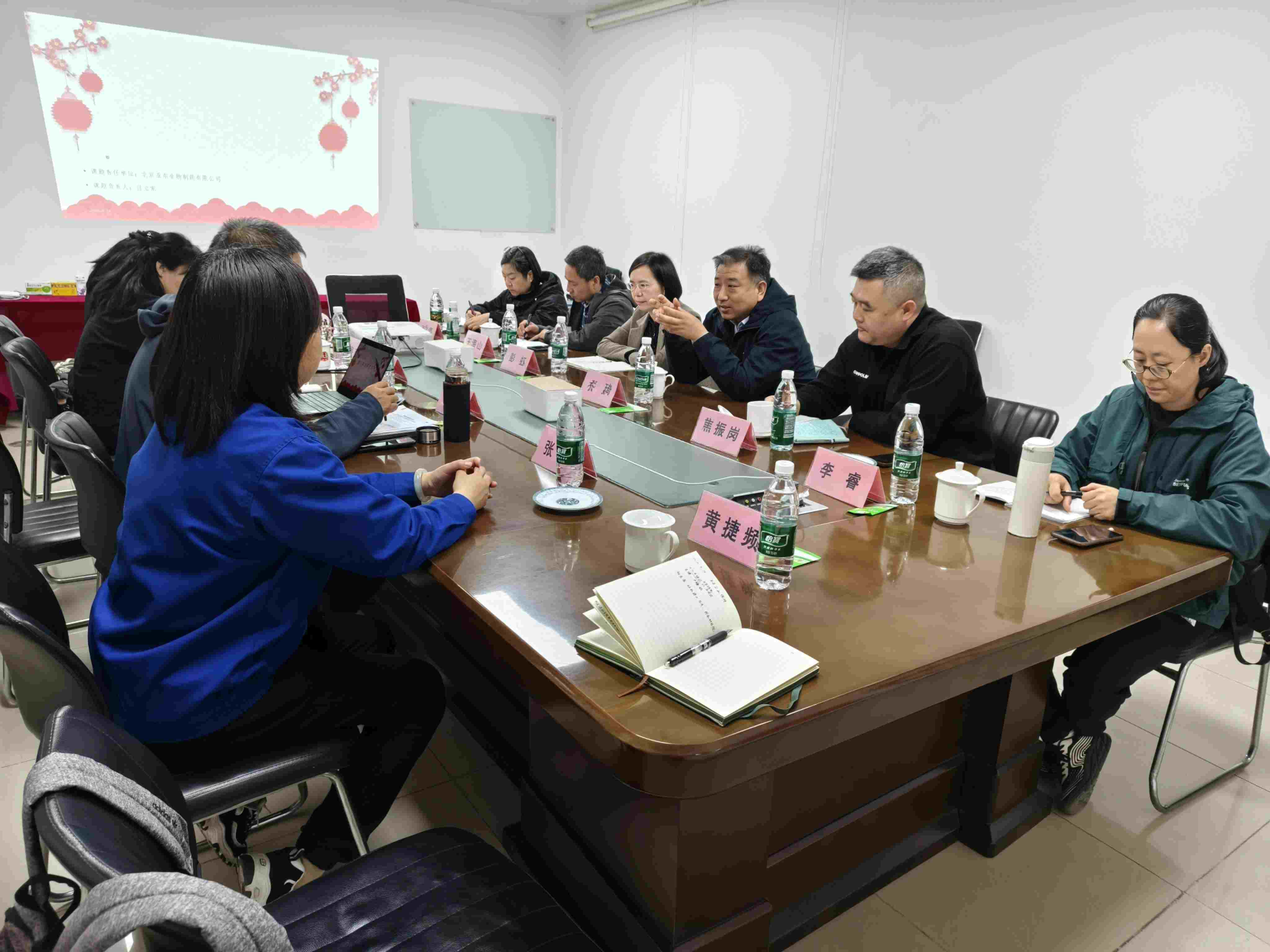 图为调研团队与生物医药公司代表座谈交流