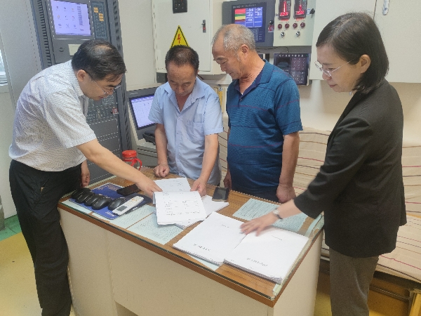 图为市残联党组成员、副理事长董连民进行防汛防火安全检查