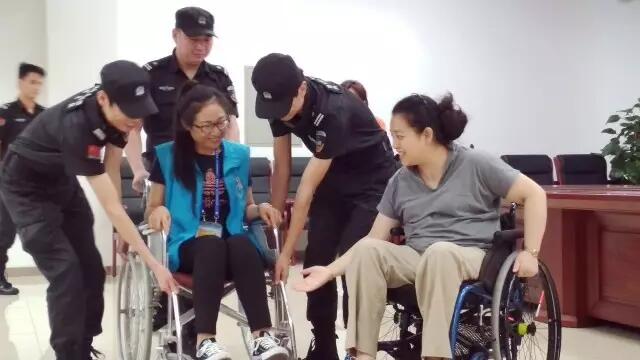 北京市残疾人联合会-市肢协主席李楠为北京西站地区提供志愿助残培训