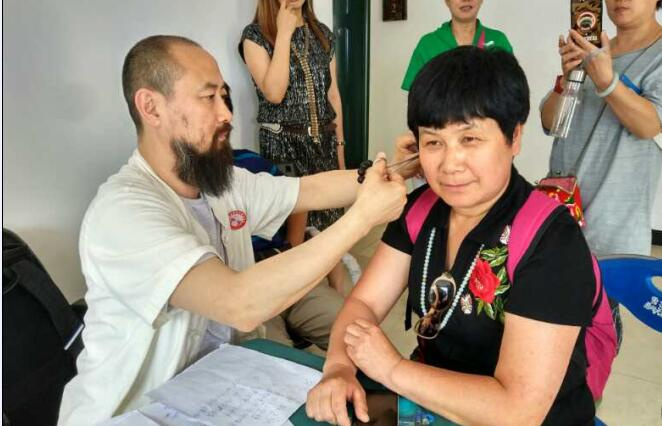 北京市残疾人联合会-我市聋人参加“关爱中老年聋人生活”中医诊疗活动