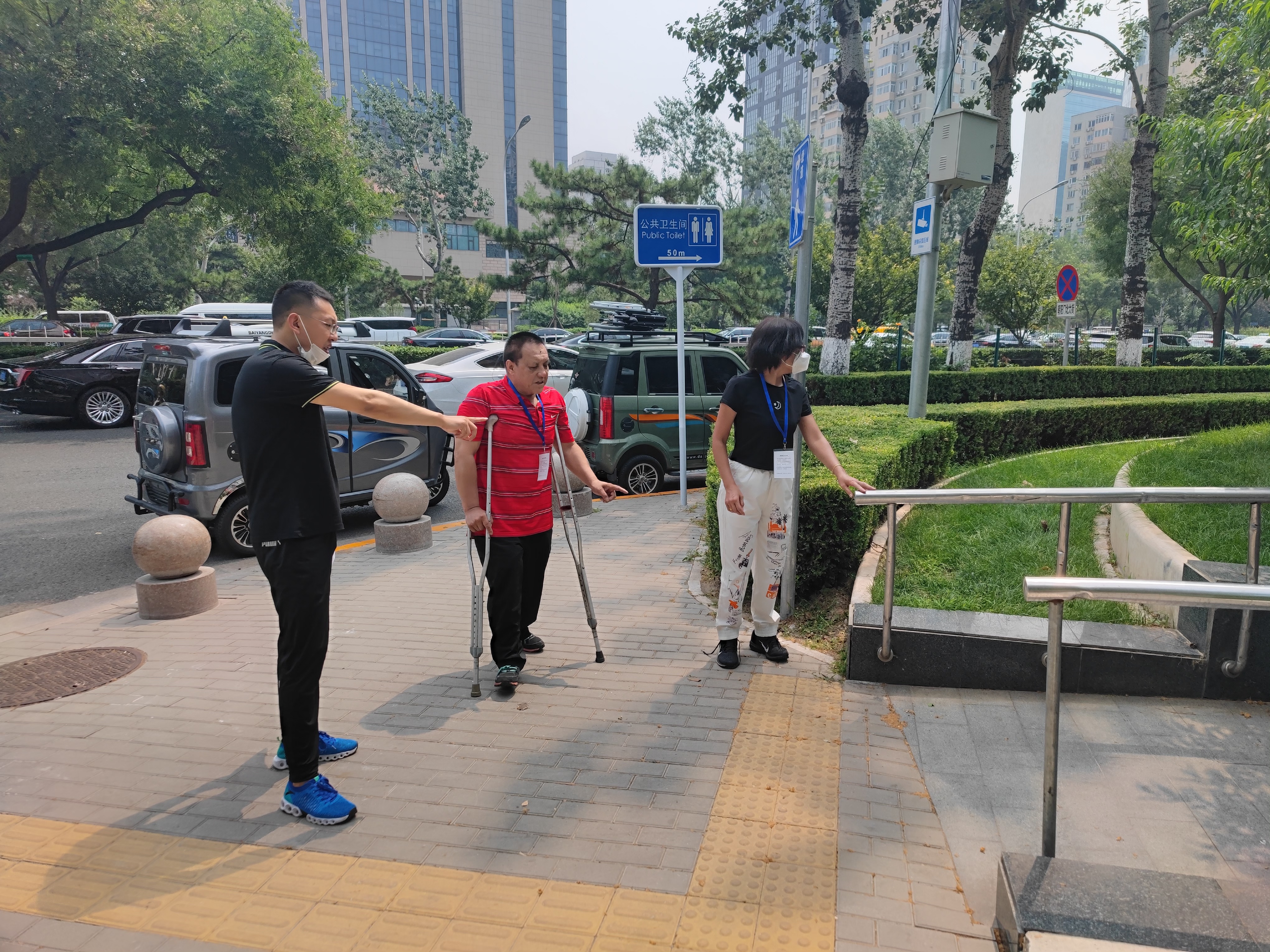北京市残疾人联合会-东城区残联领导带队检查无障碍环境建设工作