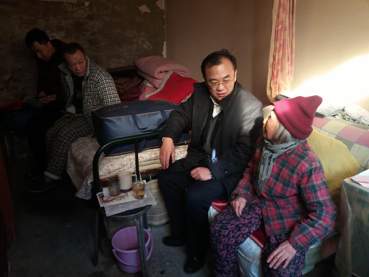 北京市残疾人联合会-市残联看望东城区前门地区贫困残疾人