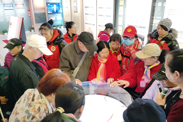 北京市残疾人联合会-海淀区盲人协会组织盲人参观北京市规划展览馆