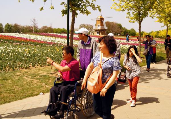 北京市残疾人联合会-丰台区南苑街道残联组织残疾人参观国际鲜花港