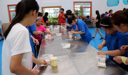 图为学习制作糕点