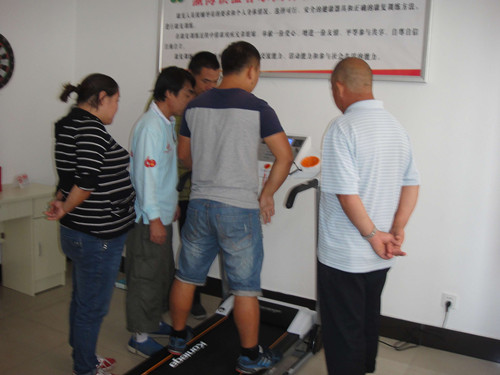 北京市残疾人联合会-大兴区瀛海镇残联组织职康站学员进行康复技能训练