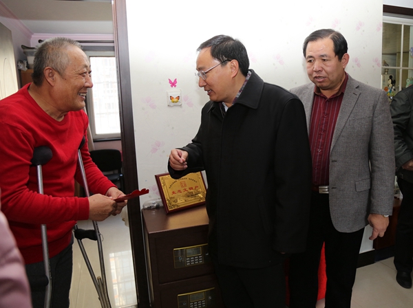 北京市残疾人联合会-延庆区区委书记李志军慰问重度残疾人