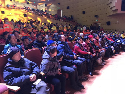 北京市残疾人联合会-海淀区肢残协会携手学院路街道组织残疾人观看新春慰问演出
