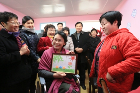北京市残疾人联合会-中国残联张海迪主席到朝阳区看望孤残儿童并调研残疾人康复托养工作