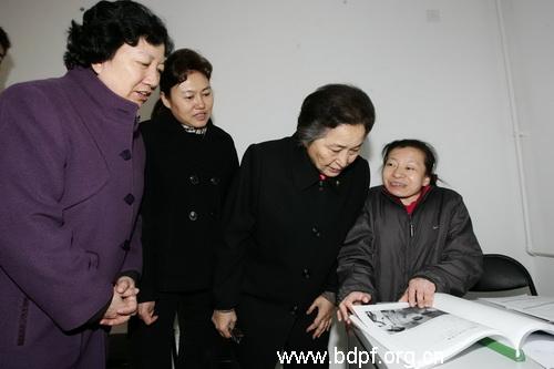 北京市残疾人联合会-原全国人大常委会副委员长何鲁丽看望慰问残疾人