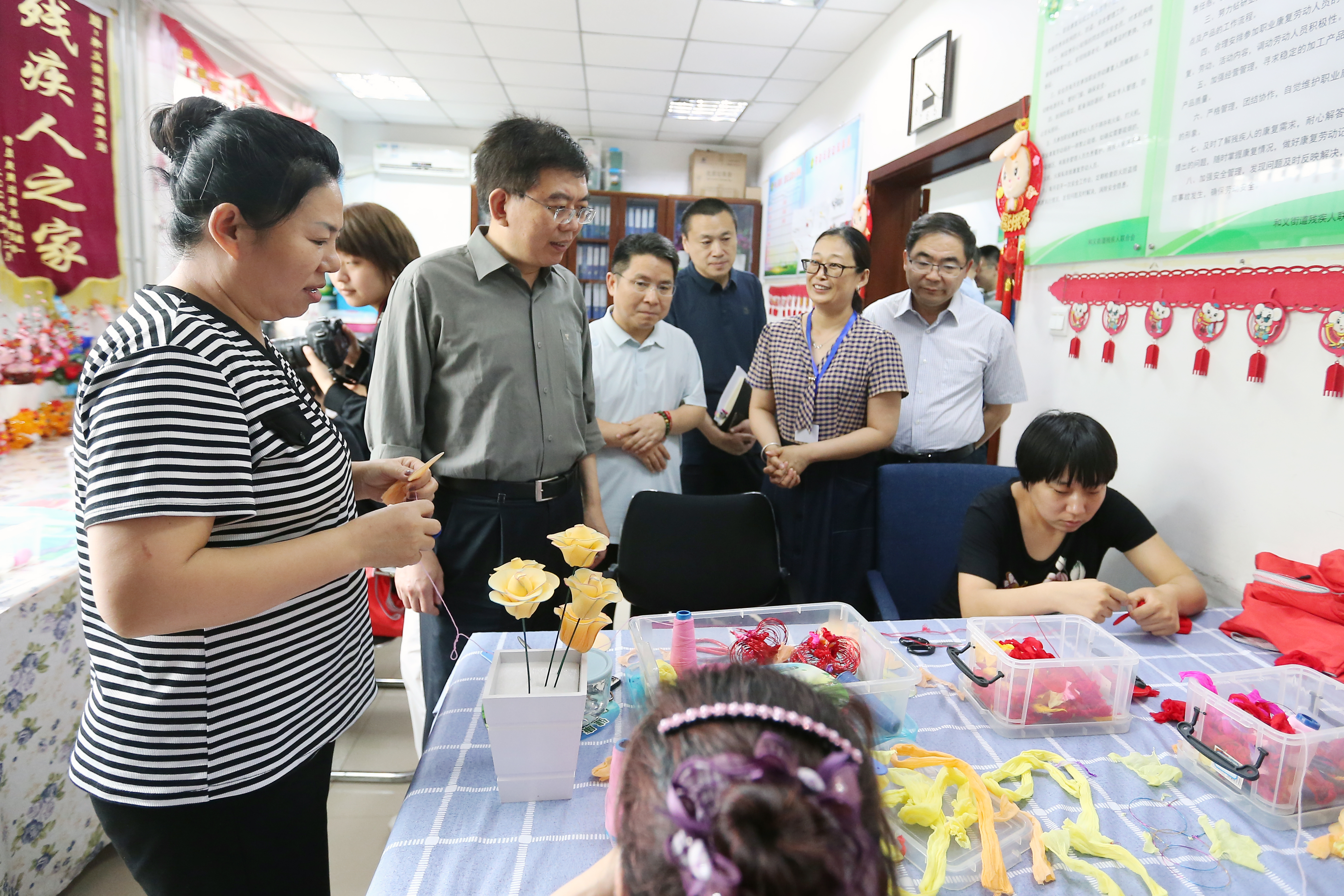 北京市残疾人联合会-市残联党组书记、理事长陆晓光到北京阳光大艾康复中心、和义街道温馨家园调研