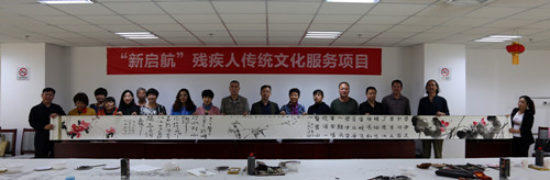 图为书画专家集体创作长卷