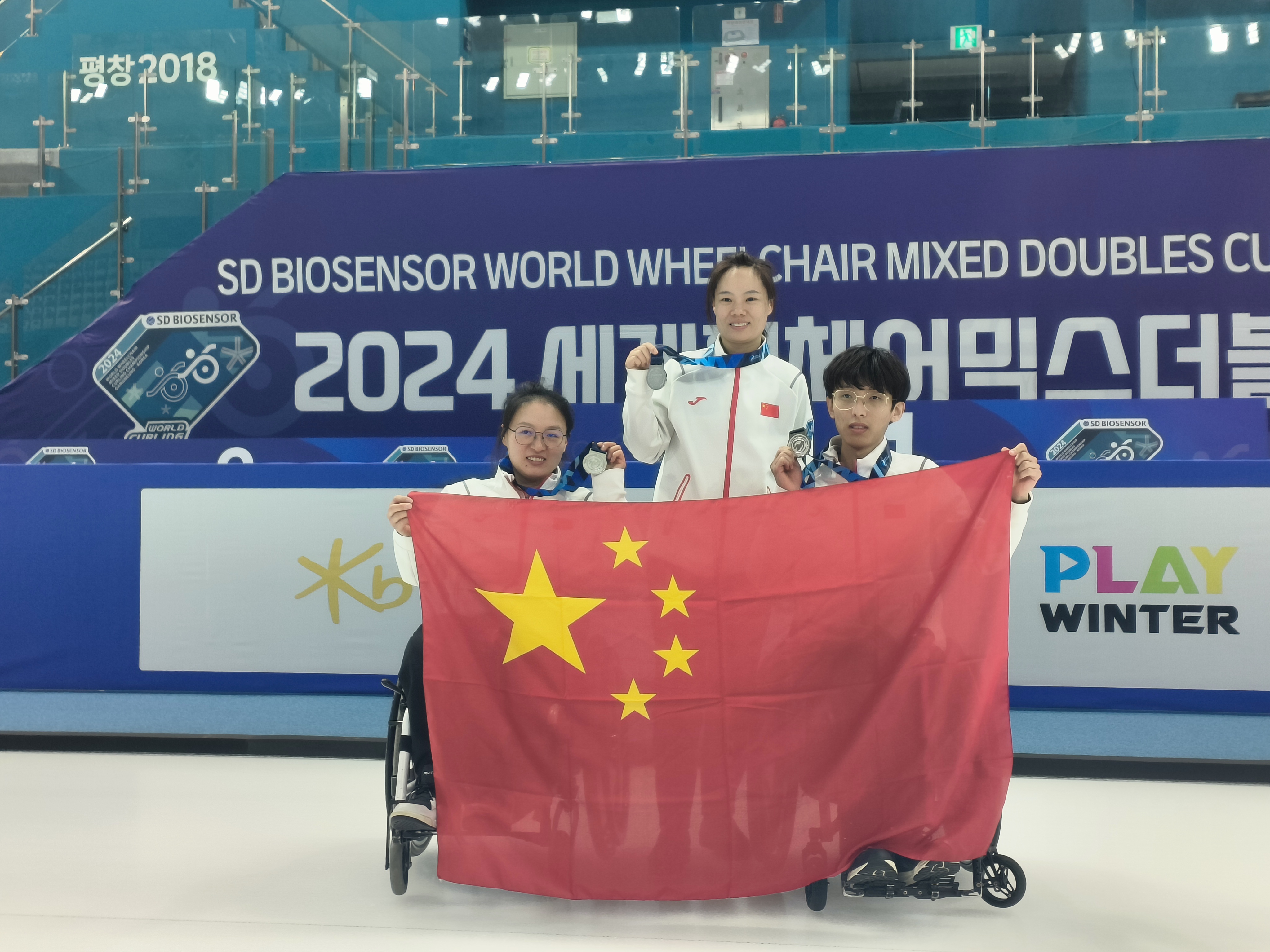 图为我市运动员、教练员赛后合影