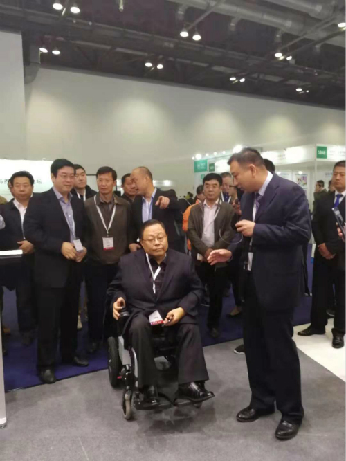 北京市残疾人联合会-中国残联副主席吕世明到国际福祉博览会北京辅具展台参观指导