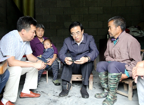 图为调研组在残疾人贫困户家中了解脱贫情况