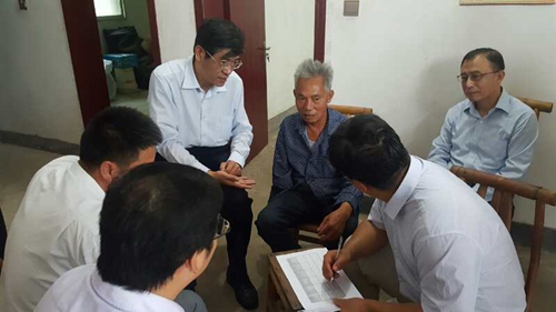 图为鲁勇一行深入残疾人贫困户了解脱贫情况