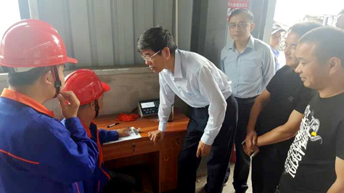 图为鲁勇一行考察残疾人集中就业企业