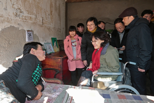 图为海迪主席在春节前夕慰问卧床在家的孙淑英