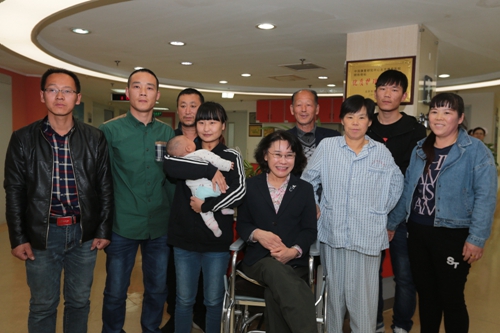 图为海迪主席与孙淑英一家人合影