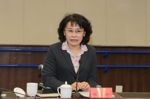 图为海迪主席传达全国政协十二届五次会议精神