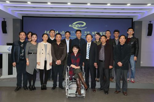 图为海迪主席与扬州市残联工作人员合影