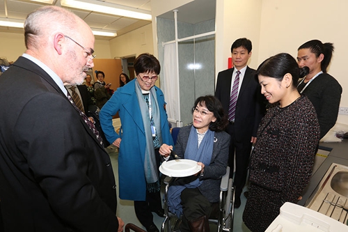 图为张海迪主席深入考察医院的生活能力训练室，详细询问设计理念和使用情况