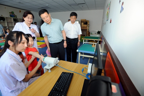 图为调研组到陕西省康复医院调研