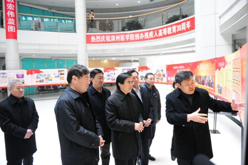 图为程凯副理事长参观滨州医学院30年成就展