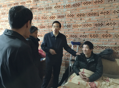 图为调研组一行到霞浦县三沙镇入户慰问残疾人贫困户家庭
