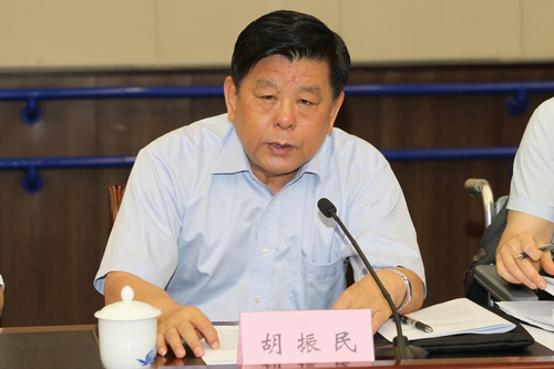 图为中央党的群众路线教育实践活动第18督导组组长胡振民出席大会并作重要讲话