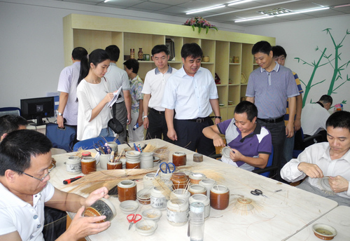 图为相自成调研郫县残疾人综合服务中心