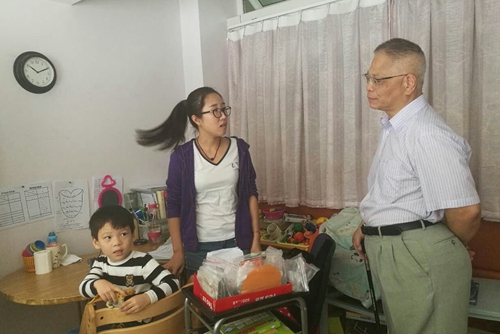 图为王新宪赴天津调研残疾人康复工作