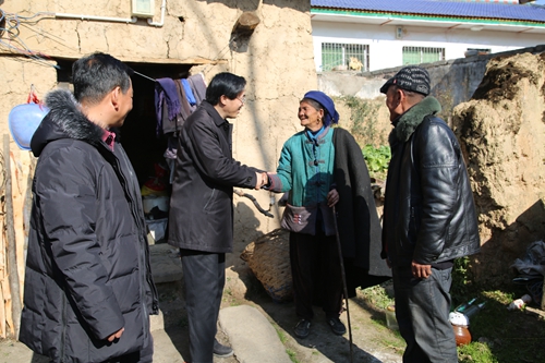 图为调研组与贫困群众交流访谈