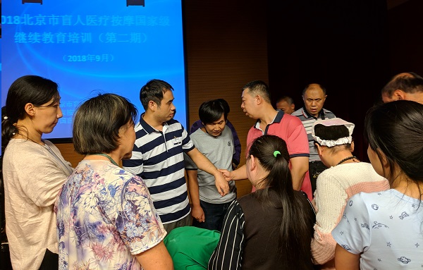 学员们在专家指导下进行实操练习