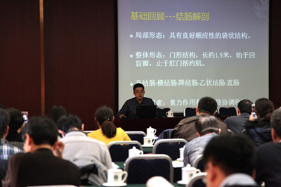 图为专家授课