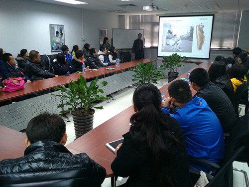 图为：学员们在辅具厂家参观学习