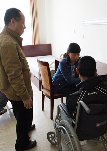 图片为：工作人员为残疾人运动员适配辅具