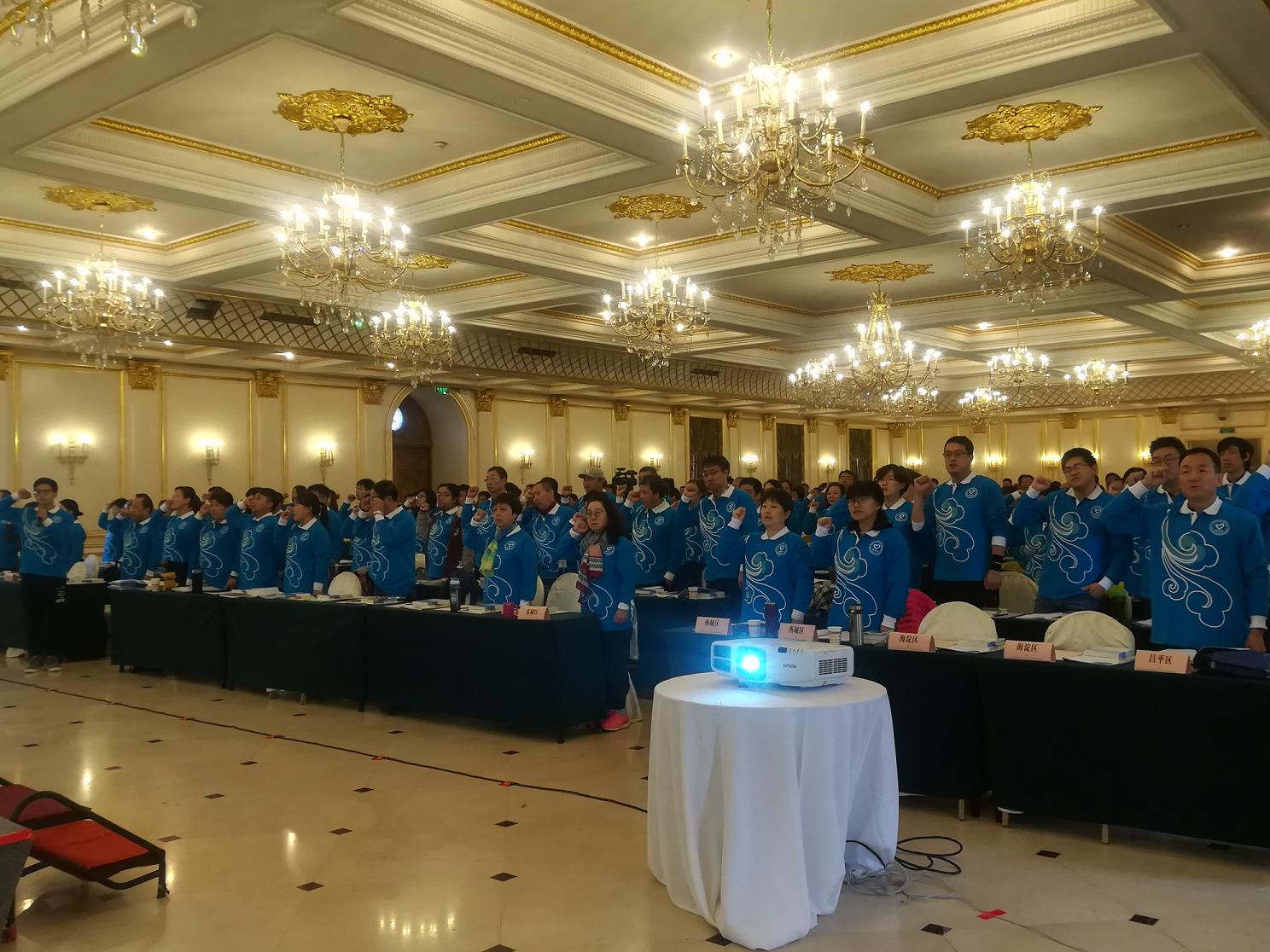 图为志愿者宣誓