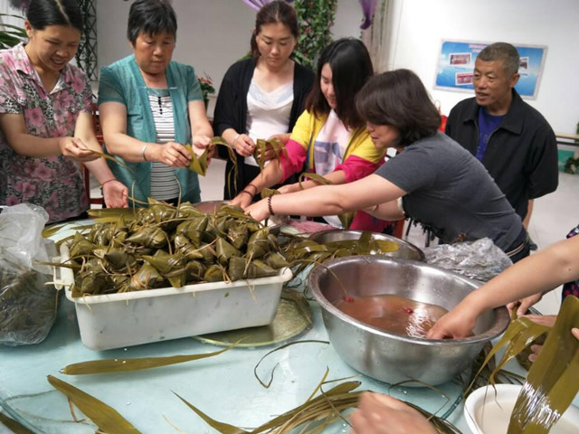 残疾人在包粽子