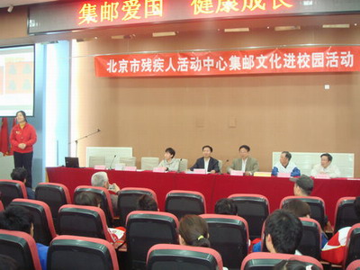 图为集邮文化进校园活动现场（图1）